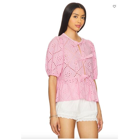 Saylor Naomie Blouse in Pink. Size Medium - Picture 2 of 4